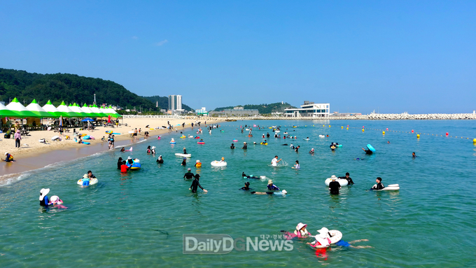 무더위 식히는 청정바다“올여름 피서는 울진에서 후포해수욕장