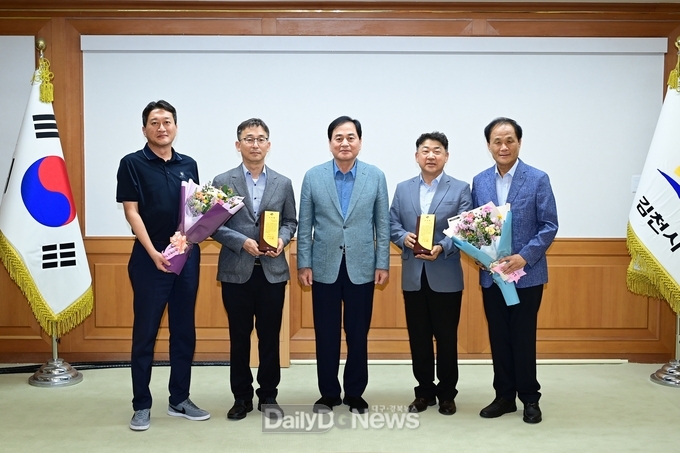 김천시, ‘2025년 경상북도 성실납세자’ 표창패 전달