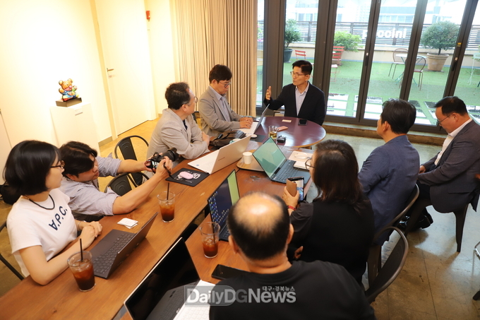 김문수 전 대선후보가 16일 한영아트센터에서 대구경북안터냇기자협회와 기자간담회를 가지고 있다. (사진=이준호 기자)