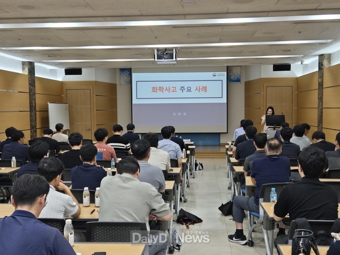 이연희 구미화학재난합동방재센터장 초청‘2025년 화학물질 취급사업장 화학사고 사례 및 예방대책 설명회’개최