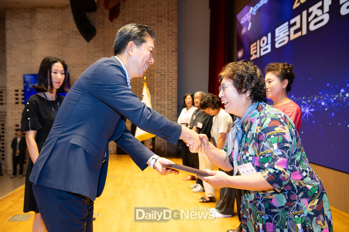 구미시, 퇴임 통리장에 공로패 수여…