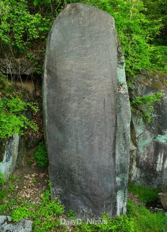 상주 도곡리 마애여래입상 근경