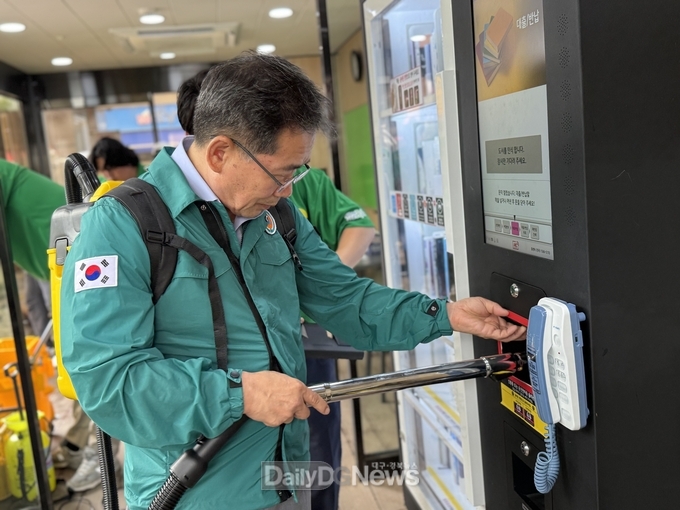 군위군 직장공장 새마을협의회, 버스 승강장 환경정비로 새 단장