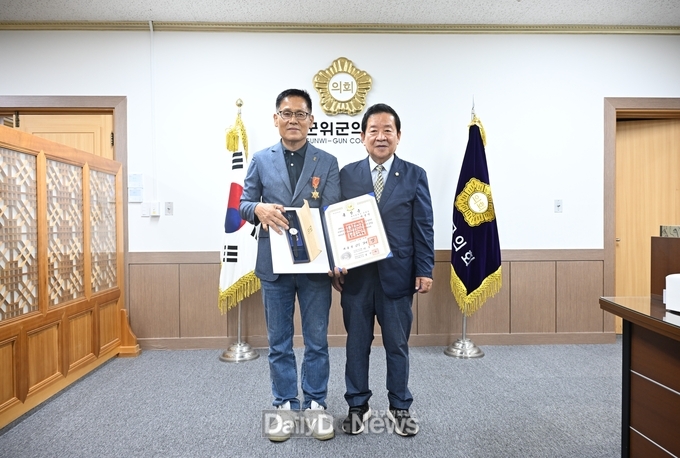 군위군의회, 2025년도 상반기 퇴직자 정부포상 수여식 개최