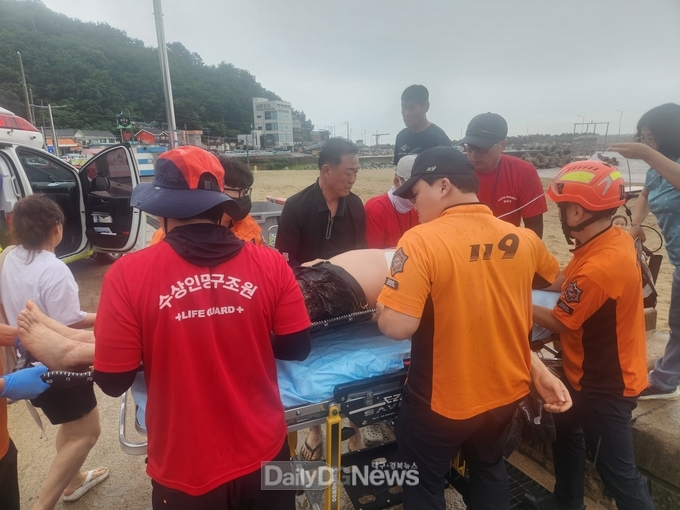 영덕군 구조요원, 하저해수욕장서 심정지 관광객 생명 구해