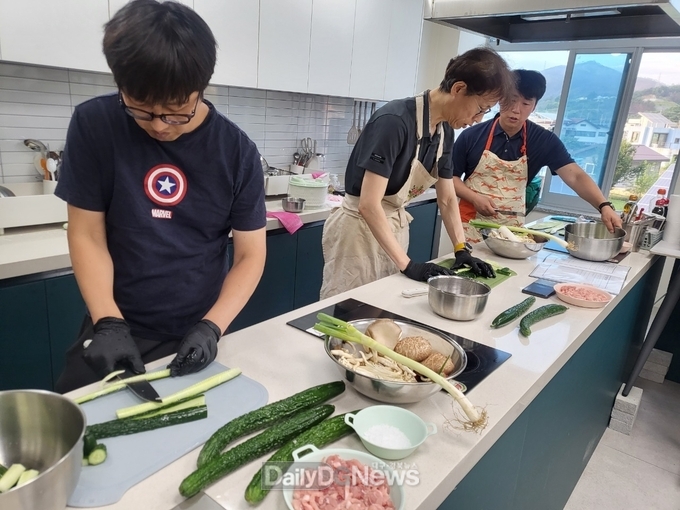 영덕복지재단 요리교실, 예비·초보 아빠들 요리 뚝딱