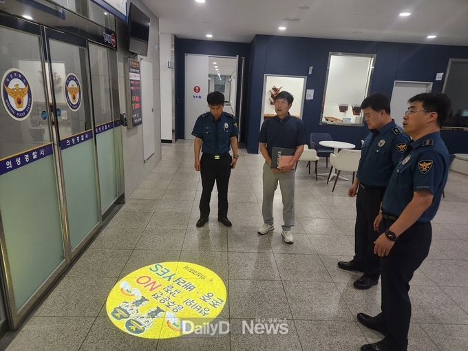 의성경찰서,‘로고젝터’설치 통해 청렴·존중 문화확산 앞장<br>
