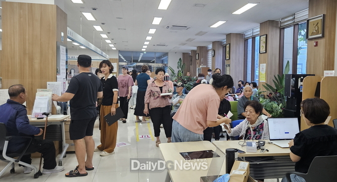 21일 황성동행정복지센터에 민생회복 소비쿠폰 신청 발길이 이어지고 있다