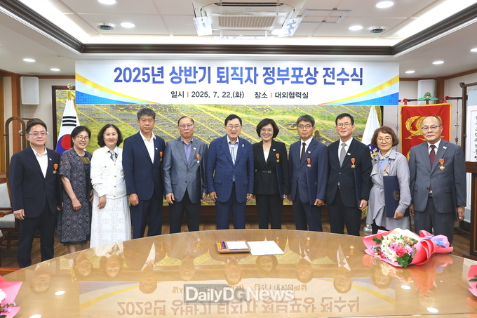 “33년 헌신에 경주가 답하다”… 상반기 퇴직 공무원에 정부포상