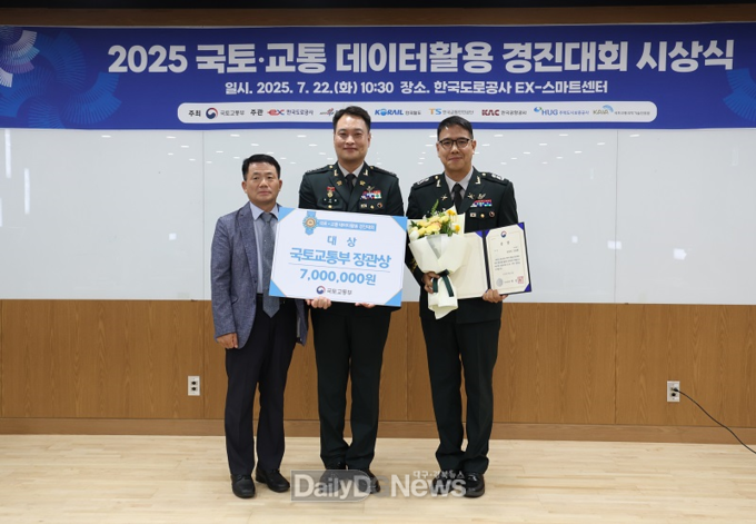 7월 22일 한국도로공사 ex-스마트센터에서 이상일 국토교통부 정책기획관(맨 왼쪽)이 ‘2025년 국토·교통 데이터 활용 경진대회’ 대상 수상자들과 기념 촬영을 하고 있다.