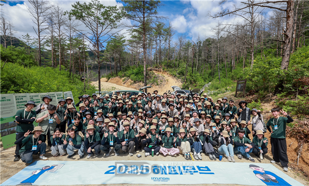 7월 22일 경북 울진 산불 피해지에서 현대자동차그룹의 대학생 봉사단 ‘해피무브’와 함께 진행한 산림생태복원지 사후모니터링 활동 기념사진을 찍고 있다.