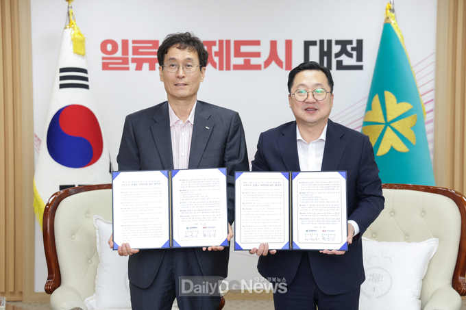 7월 22일 대전광역시청사에서 함진규 한국도로공사 사장(왼쪽)과 이장우 대전광역시장(오른쪽)이 협약식 후 기념 촬영을 하고 있다.