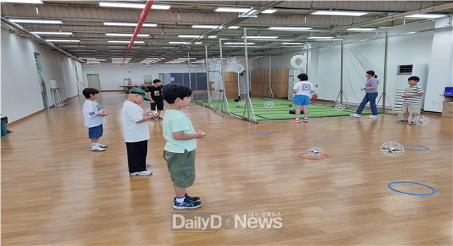 군위인재양성원 드론축구팀 1기 수강생들이 드론 이착륙 등 실기 수업을 하고 있다.