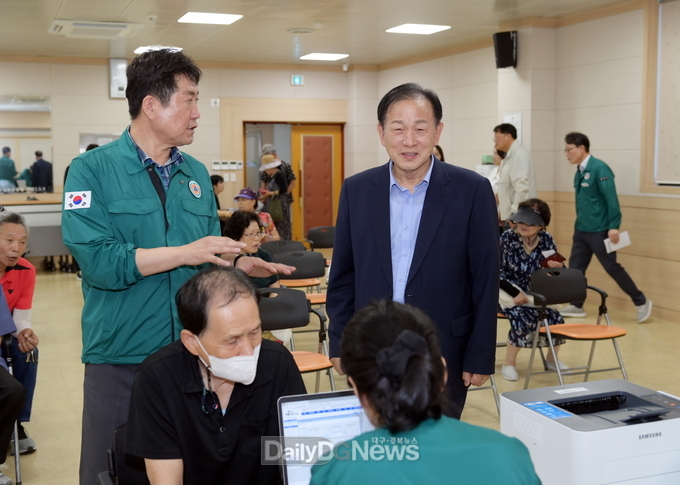 신현국 문경시장, 민생회복 소비쿠폰 신청 현장 방문 격려!