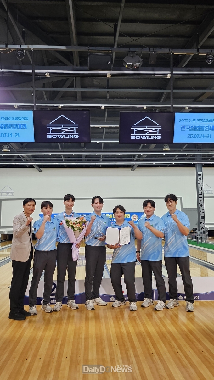 대구 북구청 볼링팀. 2025 남원 한국실업연맹 전국실업볼링대회 시상식 모습. (사진=북구 제공)