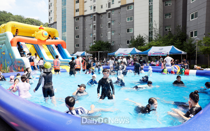 728세대 고층 아파트 단지에 주민들이 힘을 모아 설치한 10m 길이의 수영장 두 개. 아이들이 시원하게 물놀이를 즐기고 있다.