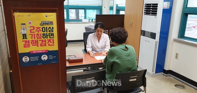 한 시민이 결핵 검진을 받고 있다
