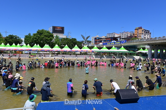 외국인 은어잡이 대회부터 글로벌 가요제까지 세계인 사로잡은 봉화은어축제! 글로벌 축제로 도약