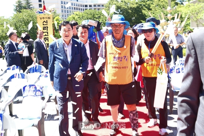 왼발로 잇다 이범식 박사 400km 대장정 완주