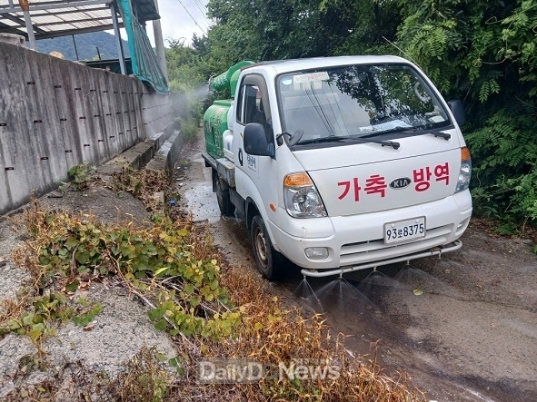 폭염에도 안전하게! 축사 주변 살수차 긴급 투입