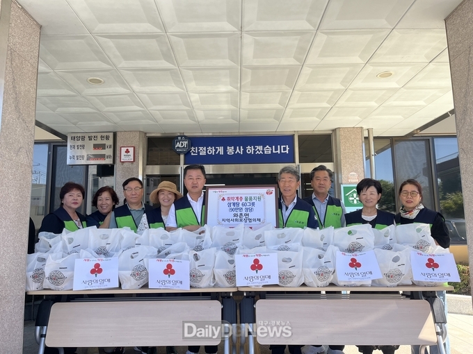경산시 와촌면지역사회보장협의체, 중복 맞아 보양식 삼계탕 전달