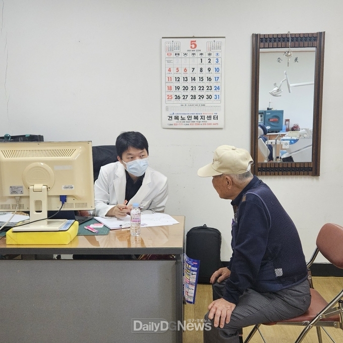 산불로 심리적·정서적 고통 겪는 지역 주민 위해 경북대학교병원 정신건강의학과 전문의가 직접 마을로 찾아가는 현장 중심의 심층진료를 하고 있다.
