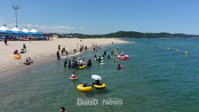 본격적인 여름 휴가철을 맞아‘해수욕장 개장’과‘야(夜)울진 야간관광 행사’를 연계한 체류형 여름 관광 프로그램을 운영한다(망양해수욕장)