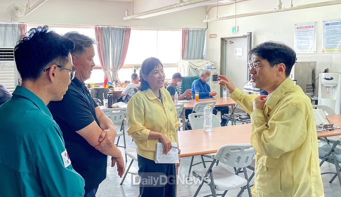 김정기 대구시장 권한대행. 북구 소재 대구노숙인종합지원센터를 방문하는 모습. (사진=대구시 제공)