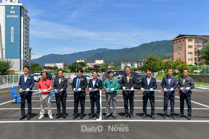 공영주차장 준공식 테이프 커팅이 진행되고 있다
