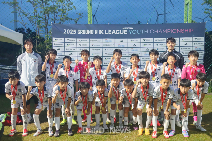 7월 18일 '2025 GROUND.N K리그 U12 챔피언십'에 참가한 김천상무 U12가 단체사진을 찍고 있다