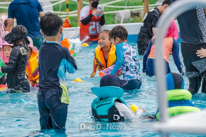  (참고사진) 지난해 영주 시원축제장에서 아이들이 물놀이를 즐기고 있다