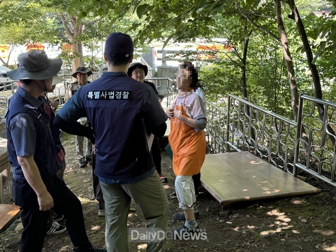 7월 31일 청도군 운문면에서 산림청 산림환경보호과, 남부지방산림청, 구미국유림관리소 특별사법경찰 합동단속반이 산림 계곡 내 불법점용시설 특별단속을 실시하고 있다.