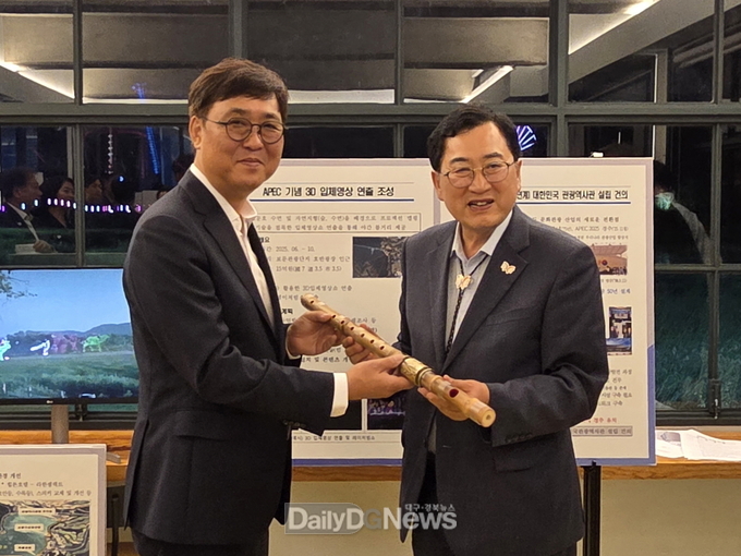지난달 31일 경주 보문단지 선착장에서 최휘영 문화체육관광부 장관(왼쪽)과 주낙영 경주시장이 기념 촬영을 하고 있다.
