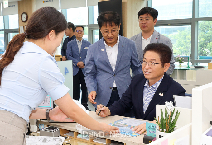 이철우 지사,‘APEC 2025 KOREA 성공개최 예금’1호 가입