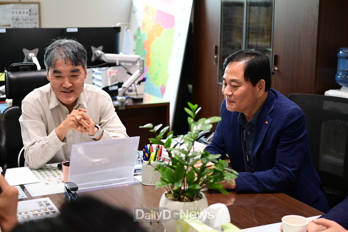배낙호 김천시장, 송언석 국회의원과 무더위도 잊은 ‘쉼표 없는 세일즈 행정’!