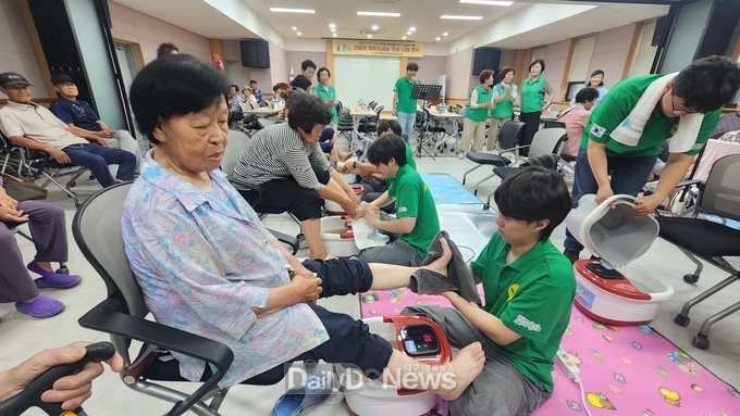 군위군 직장공장새마을協, 산성면 어르신 대상 족욕봉사 및 닭백숙 나눔 행사