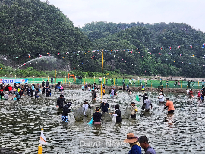 영덕군, 황금은어축제 성공적 개최로 지역 활력 되찾아