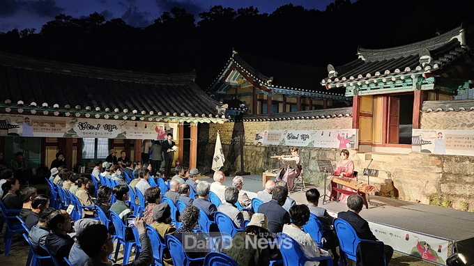  (참고사진)지난해 영주향교에서 즐기는 선비들의 가무악 진행 중인 모습