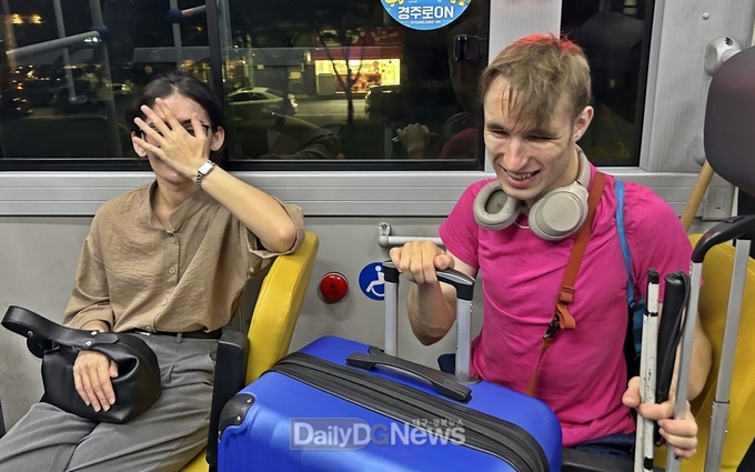 지난 1일 밤, 경주 도심을 운행하던 51번 버스 안에서 KTX 경주역으로 향하던 외국인 남녀 승객이 자리에 앉아 있다. 김수찬 기사가 역까지 데려다주겠다고 하자, 두 사람은 안도한 듯 고개를 끄덕이고 있다. (사진 = 경주시 내남면 강호지 산업팀장 제공)<br>
