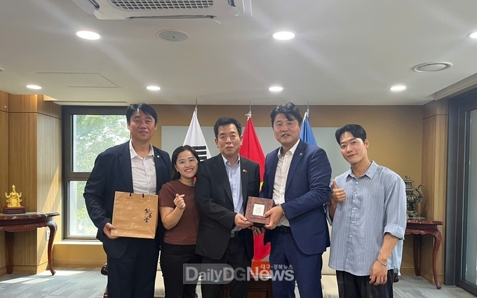  8. 2일 권재행 한국다문화재단이사장(오른쪽 2번째)이 서울 주한베트남대사관에서 '부 호'베트남한국대사(오른쪽 3번째)에게 제선당 제품을 전달하고 있다