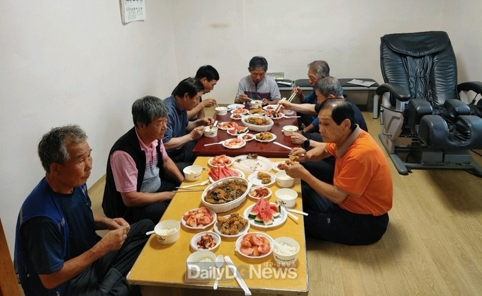 의성 구천면 출신 퇴직 공무원 모임 ‘청공모’ 말복 맞이 수박 나눔