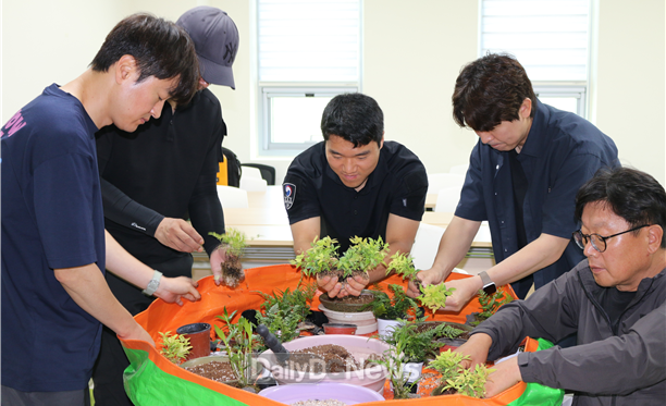 국립백두대간수목원에서 진행한 자연기반 심리회복 프로그램에 산불재난특수진화대원이 반려식물을 가꾸며 가드닝 힐링을 즐기고 있다.
