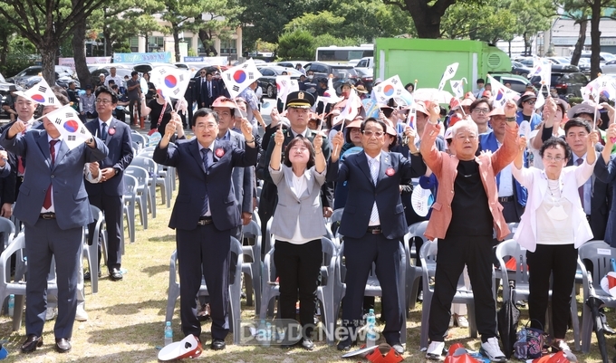 경주시 제공) 지난해 8월 경주 황성공원에서 열린 광복 79주년 기념행사에서 주낙영 경주시장과 참석자들이 태극기를 흔들며 만세를 외치고 있다.