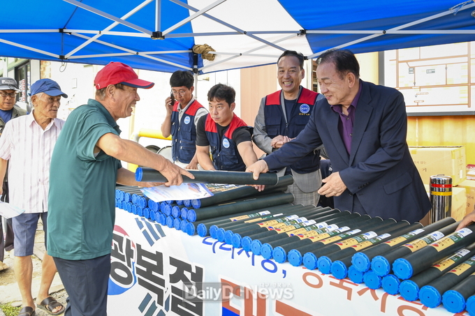 한국자유총연맹 문경시지회, 광복 80주년 기념 태극기 600여 개 전개