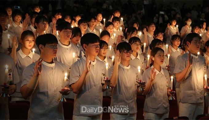 계명대 간호대학 학생들이 나이팅게일 선서를 하고 있는 모습. (사진=계명대 제공)