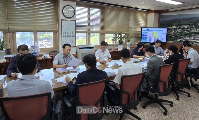 경주시가 14일 부시장실에서 ‘APEC 서비스 향상 TF’ 2차 회의를 열고 숙소·음식·교통 등 서비스 체감도가 높은 분야의 개선방안을 논의하고 있다.