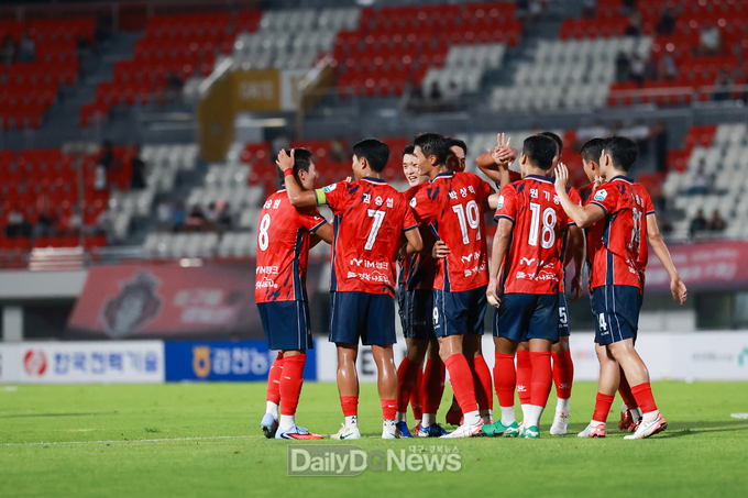 김천상무, 서울 6대 2로 꺾으며 2위 탈환!