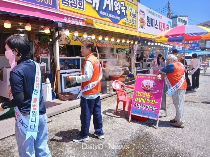 위생담당 공무원과 소비자식품위생감시원이 민관합동으로 여름 휴가철을 맞아 8월 한달간 죽변·후포항 주변에서 호객행위 금지 안내문을 배포하는 등 호객행위 금지 홍보·계도 활동을 실시하고 있다