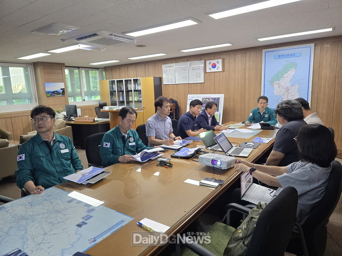 영동선 시가지 통과 구간 이설 타당성 조사 중간보고회에서 유정근 영주시장 권한대행 등 영주시 간부공무원 참석