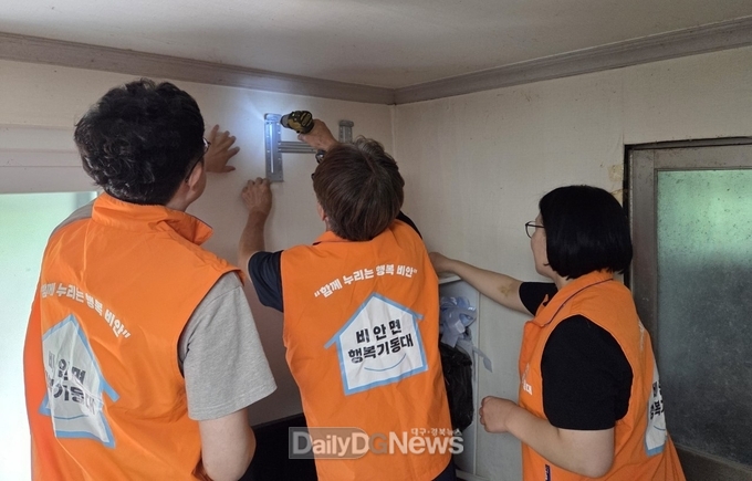 의성 비안면 행복기동대, 취약계층 어르신에 에어컨 설치 지원